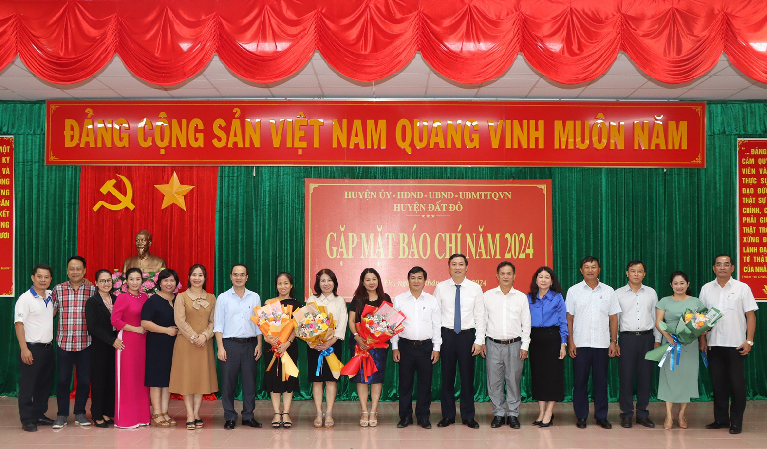 Lãnh đạo Cơ quan Thường trực Ban Tuyên giáo Trung ương khu vực phía Nam, cùng lãnh đạo sở, ban, ngành và lãnh đạo huyện Đất Đỏ chụp hình lưu niệm với đại diện các cơ quan báo chí.