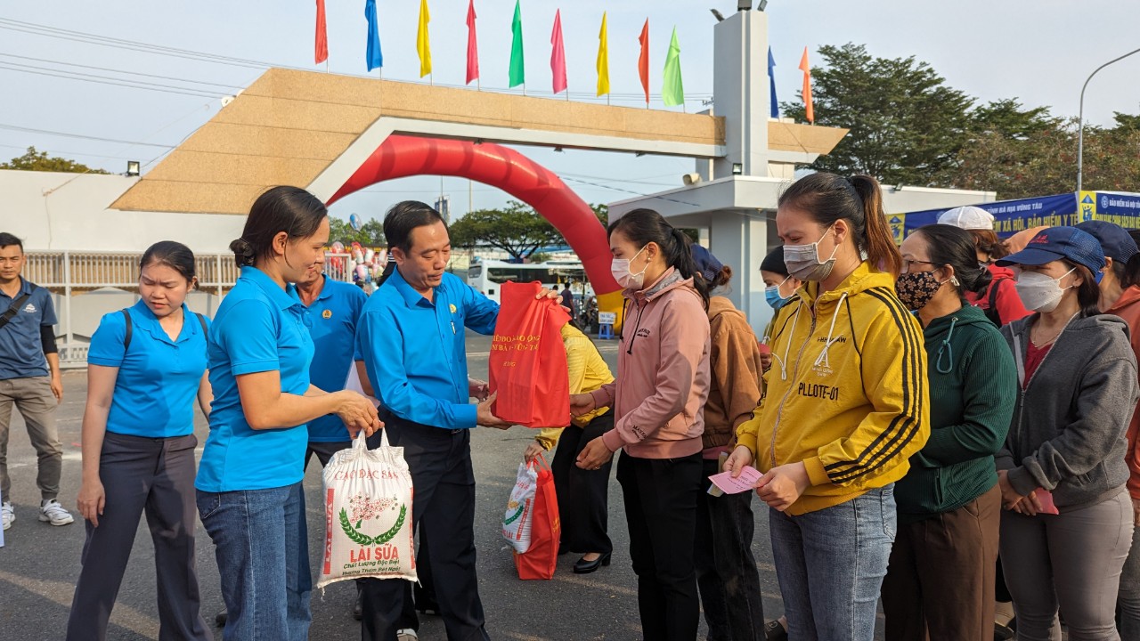 Ông Lê Văn Hoà, Chủ tịch LĐLĐ tỉnh tặng quà cho đoàn viên, NLĐ khó khăn khi tham gia phiên chợ