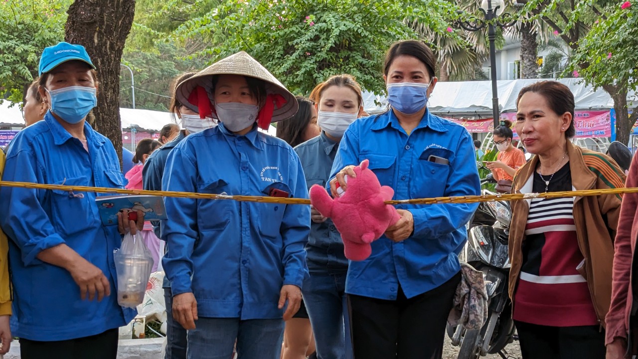 Các gian hàng trò chơi dân gian ngày tết đã mang lại nhiều tiếng cười, niềm vui cho đoàn viên, NLĐ