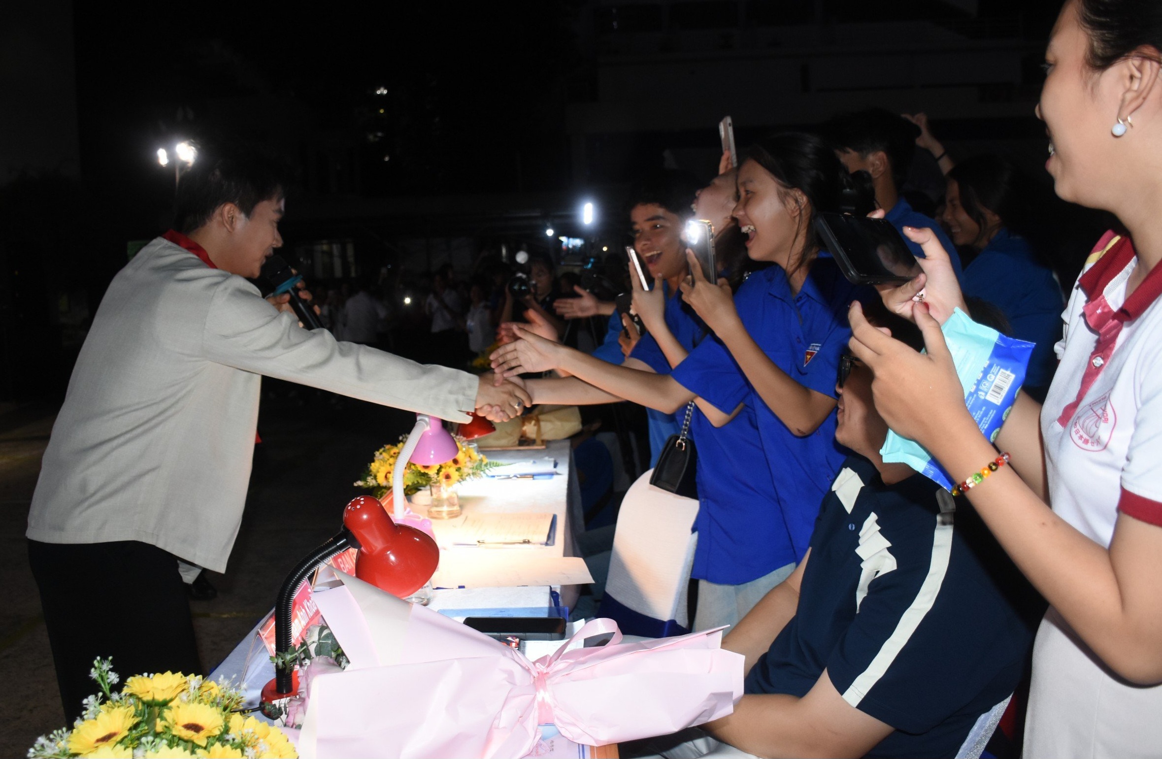 Ca nhạc sĩ Bùi Công Nam giao lưu với học sinh, sinh viên tại liên hoan.