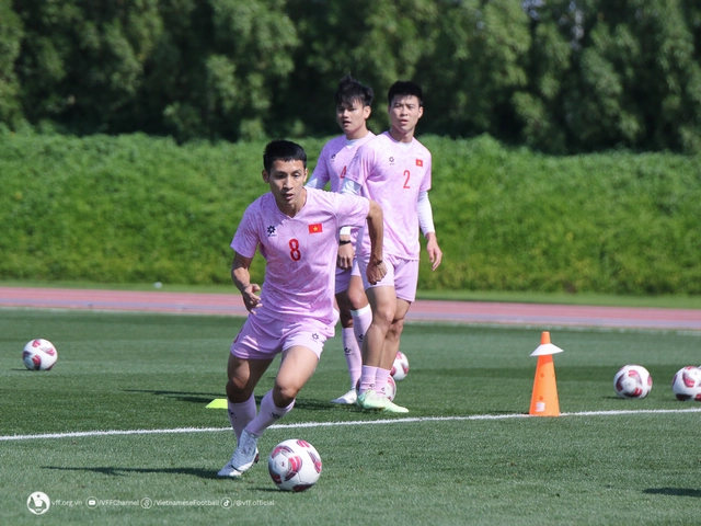 Hùng Dũng và nhóm cầu thủ dự bị ở trận thua Indonesia 0-1 ra sân tập chuẩn bị cho trận đấu gặp đội tuyển Iraq ngày 24/1 tới.