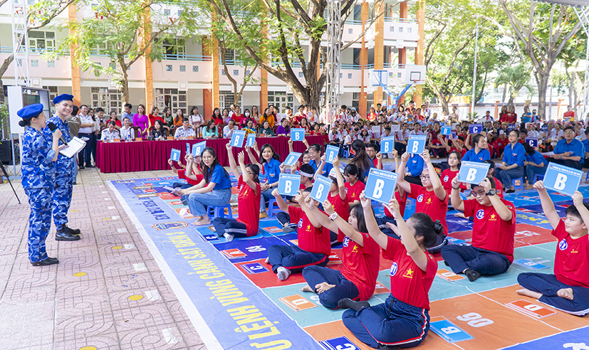 HS tham gia vòng chung kết cuộc thi “Em yêu biển, đảo quê hương” thông qua hình thức gameshow “Rung chuông vàng”.