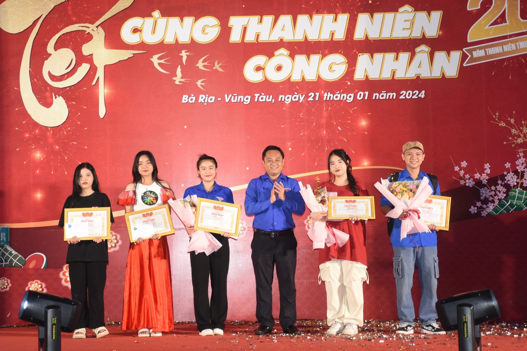 Anh Nguyễn Minh Triết, Phó Bí thư Tỉnh Đoàn trao giải cho các đội thi xuất sắc tham gia cuộc thi Văn nghệ cùng thanh niên xung phong.