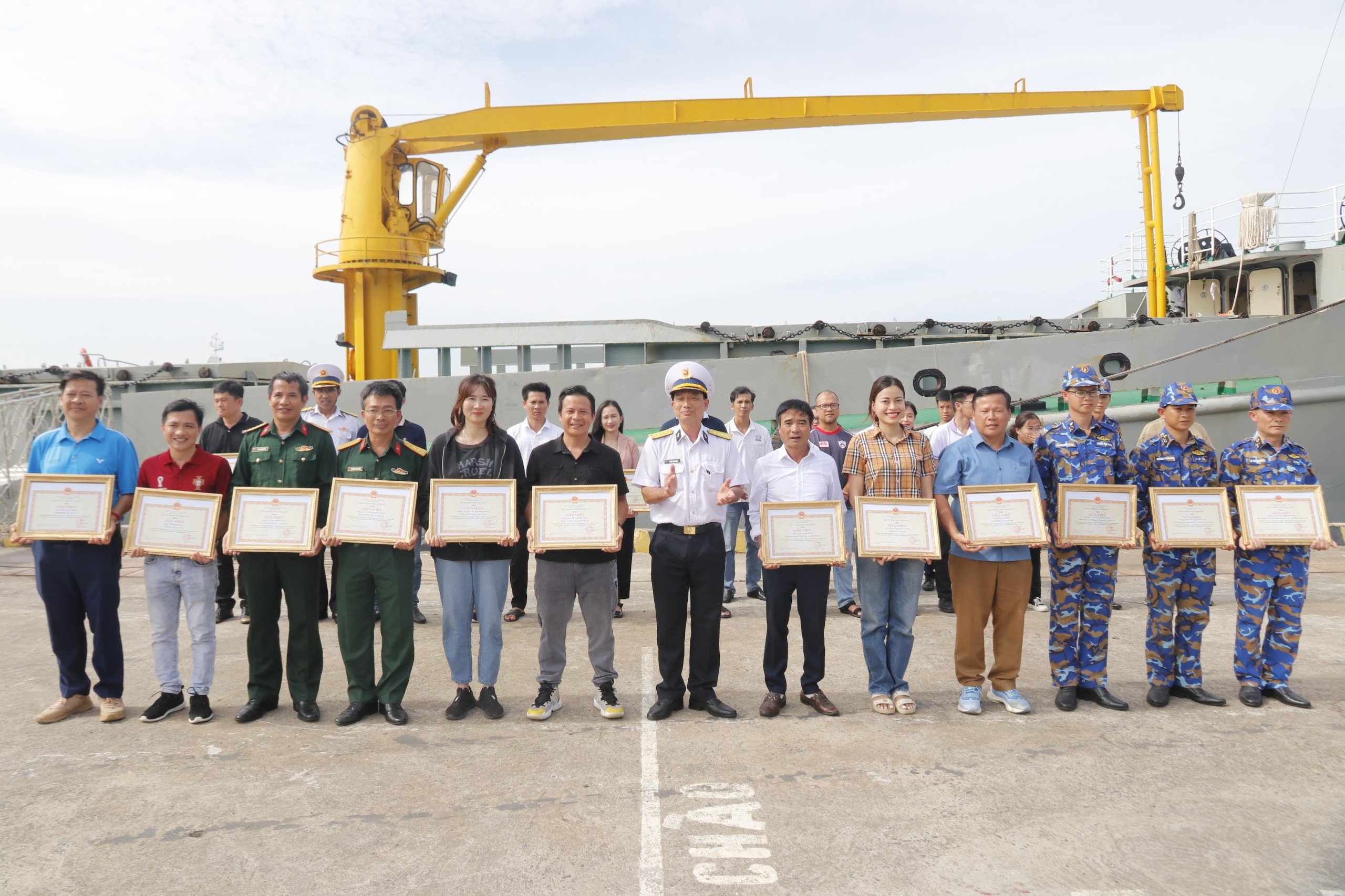 Thủ trưởng Bộ Tư lệnh Vùng 2 Hải quân trao giấy khen cho các tập thể và cá nhân hoàn thành xuất sắc nhiệm vụ chúc Tết nhà giàn DK1.