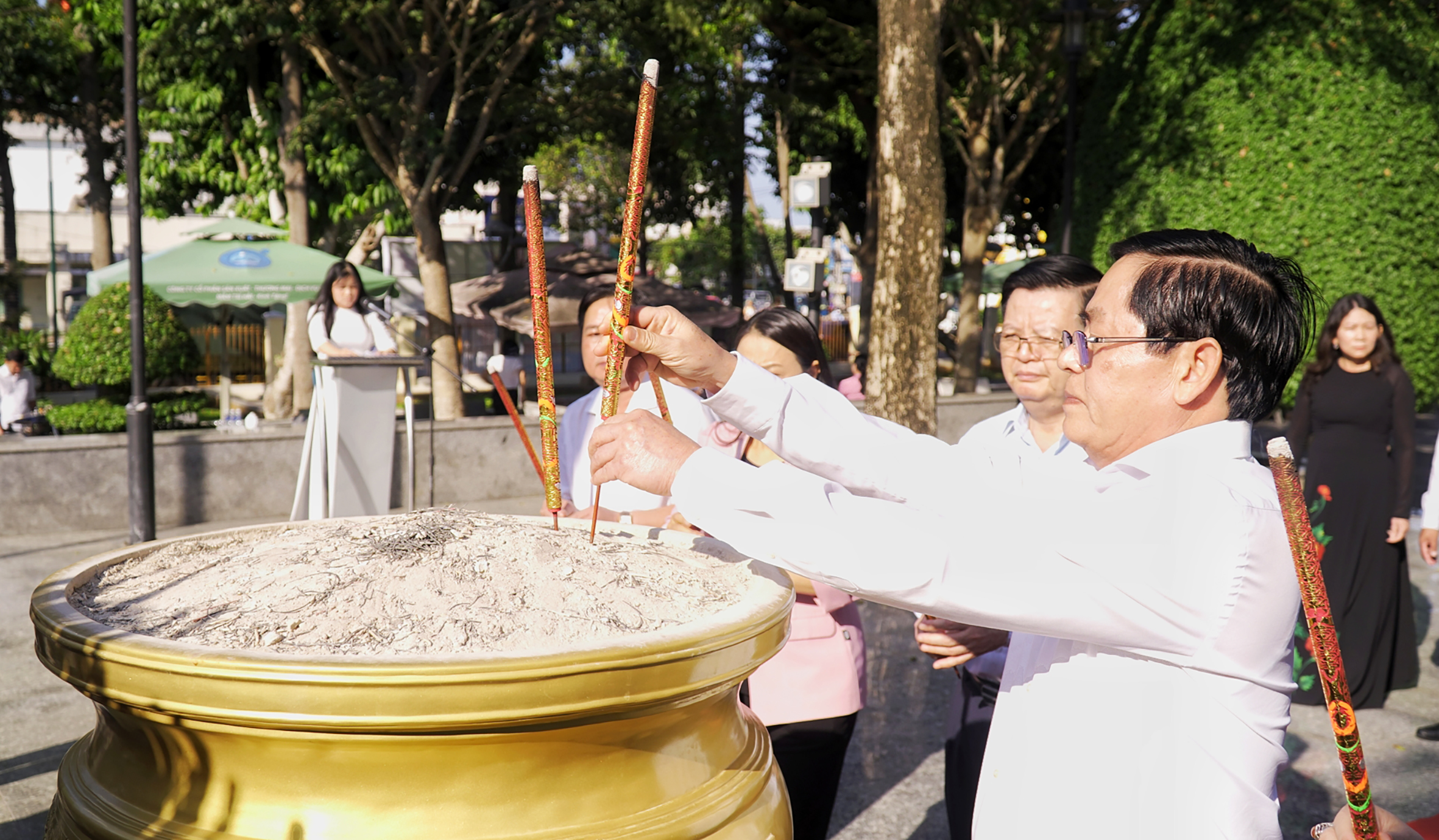 Ông Phạm Viết Thanh, Ủy viên Trung ương Đảng, Bí thư Tỉnh ủy, Chủ tịch HĐND tỉnh, cùng các đại biểu dâng hương tưởng nhớ nữ Anh hùng Liệt sĩ Võ Thị Sáu.