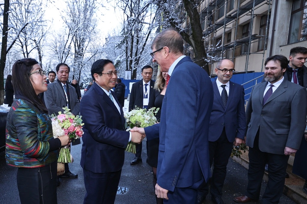 Lãnh đạo trường Đại học Kỹ thuật Xây dựng Bucharest đón Thủ tướng và Phu nhân tới thăm (Ảnh: Đoàn Bắc)