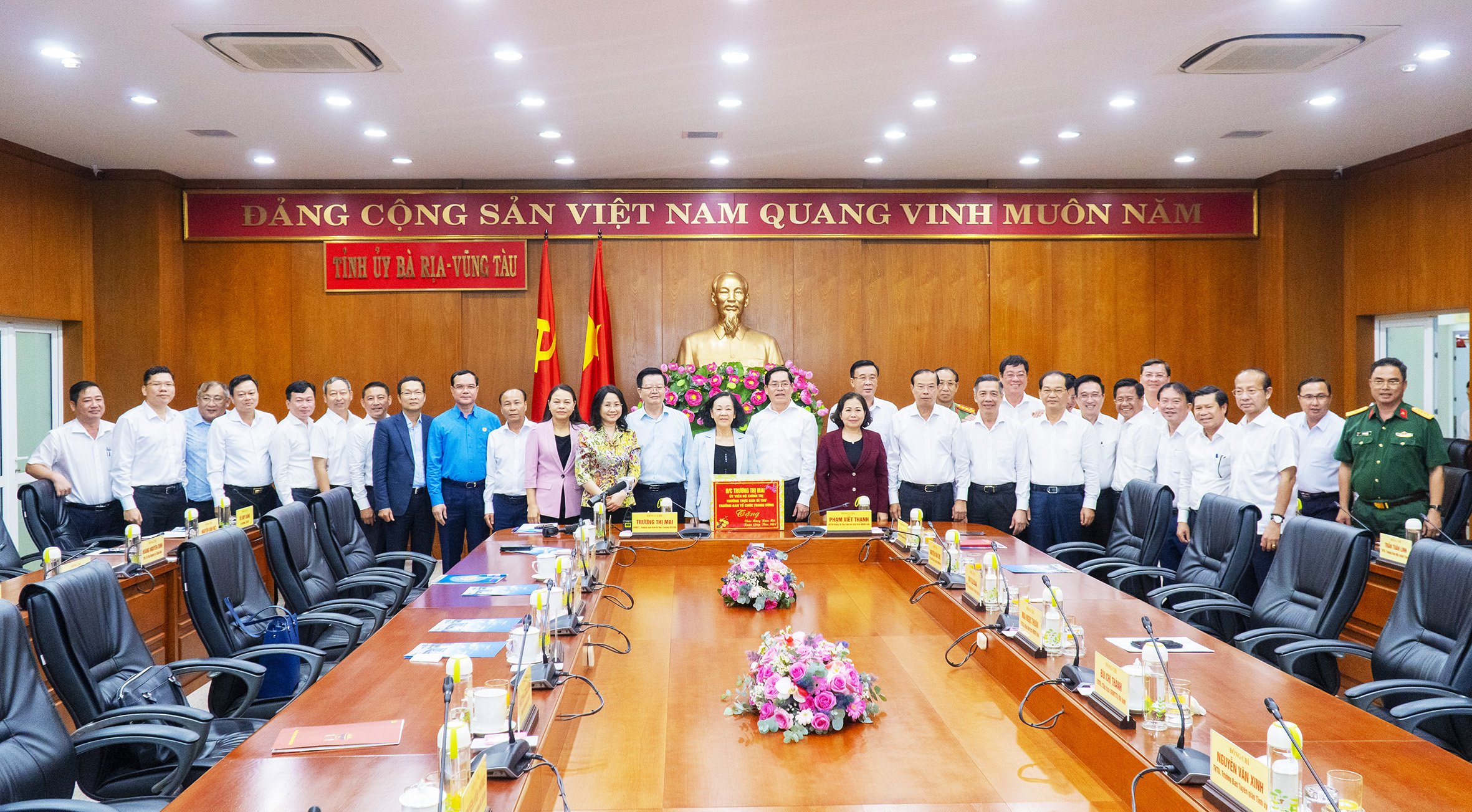 Ủy viên Bộ Chính trị, Thường trực Ban Bí thư, Trưởng Ban Tổ chức Trung ương Trương Thị Mai, tặng quà chúc mừng năm mới Ban Thường vụ Tỉnh ủy Bà Rịa - Vũng Tàu.