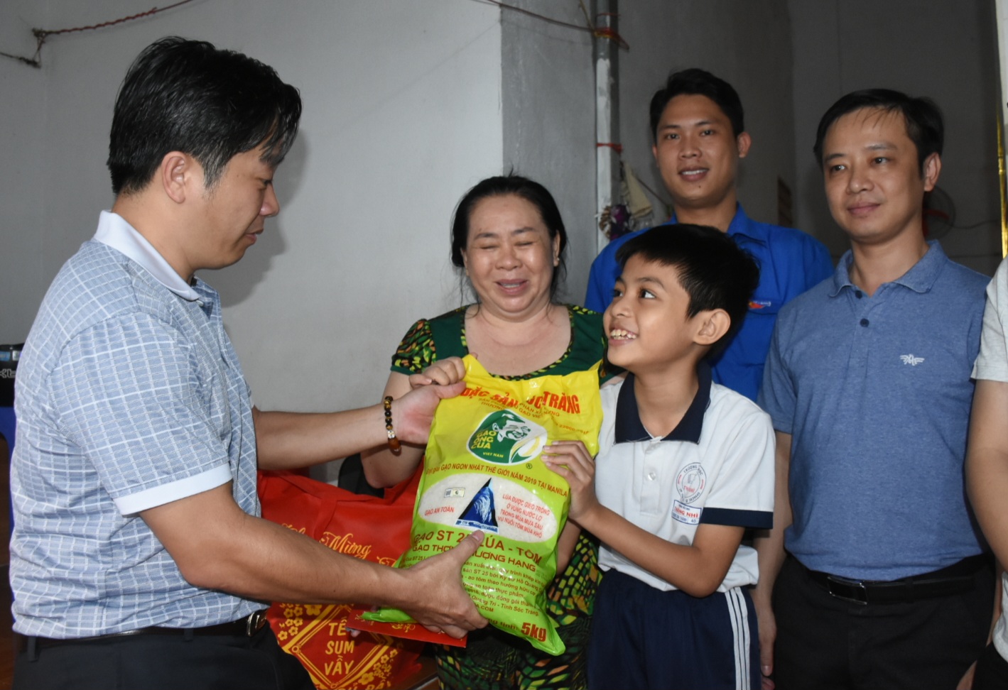 Thành Đoàn Vũng Tàu cùng đơn vị tài trợ đến thăm, tặng quà thiếu nhi có hoàn cảnh khó khăn trong chương trình Xuân tình nguyện năm 2024.