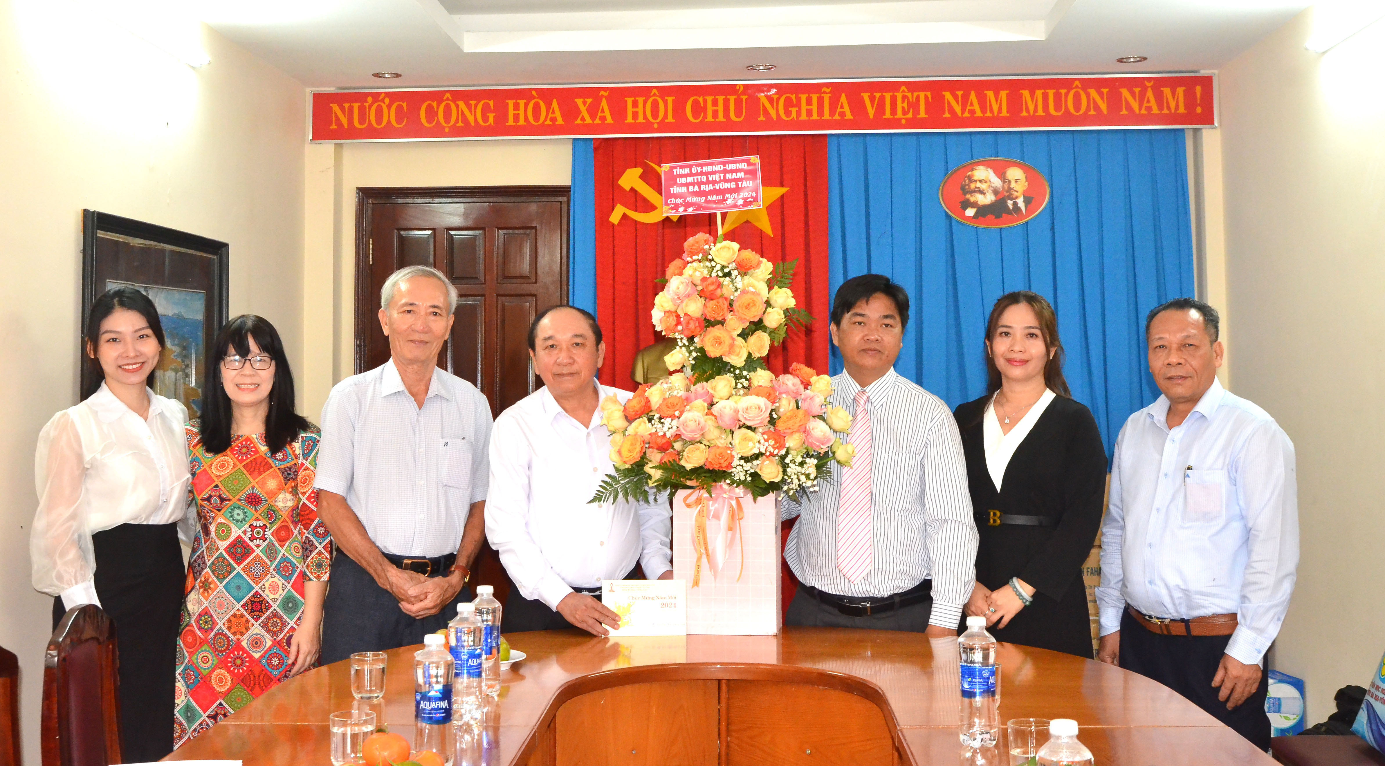 Ông Lê Văn Minh, Phó Trưởng Ban Tuyên giáo Tỉnh ủy chúc Tết Hội Văn học - Nghệ thuật tỉnh.