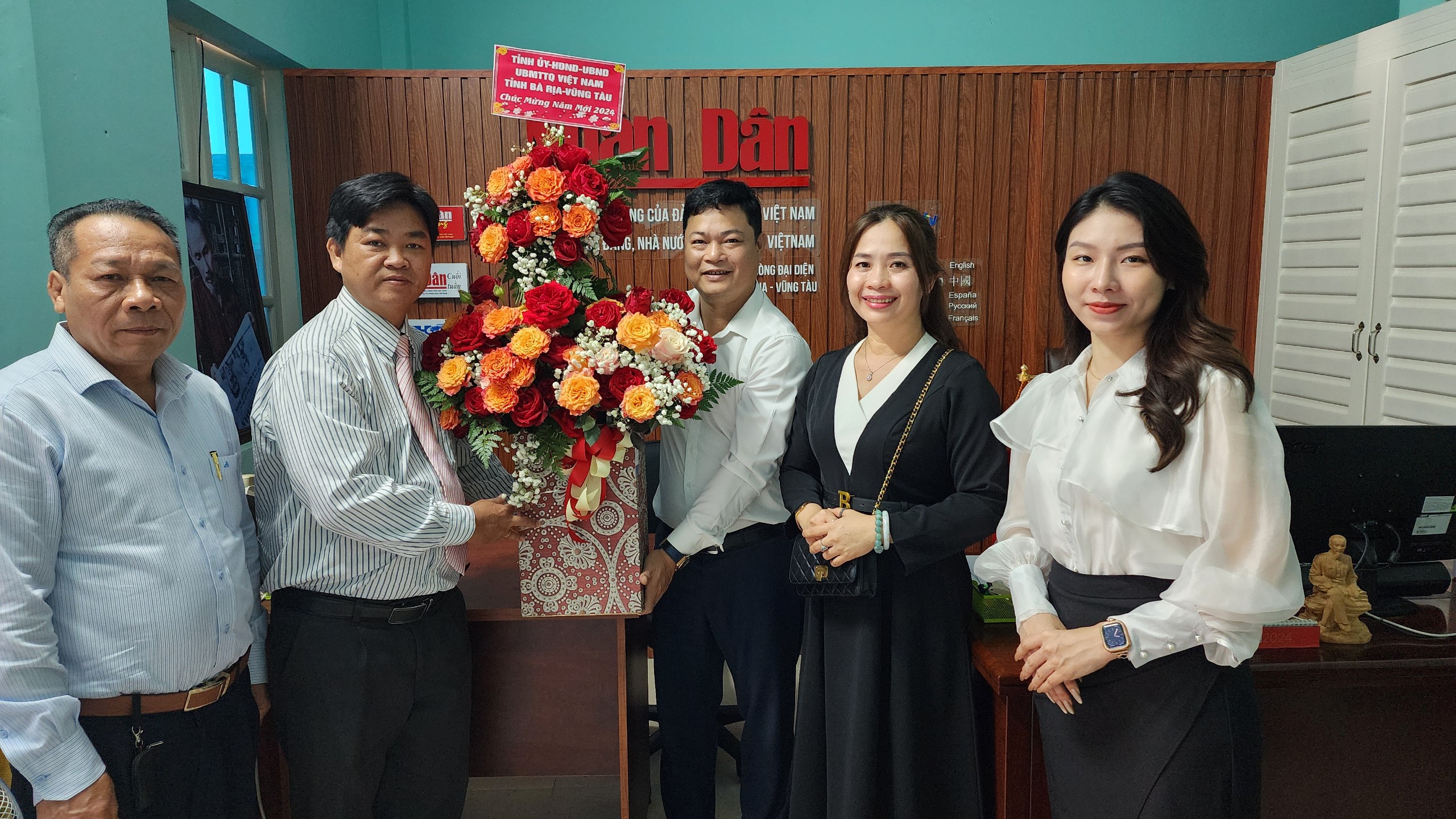 Ông Lê Văn Minh, Phó Trưởng Ban Tuyên giáo Tỉnh ủy chúc Tết Văn phòng thường trú báo Nhân dân tại Bà Rịa - Vũng Tàu.