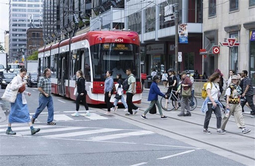 Người dân trên đường phố Toronto, Ontario (Canada).