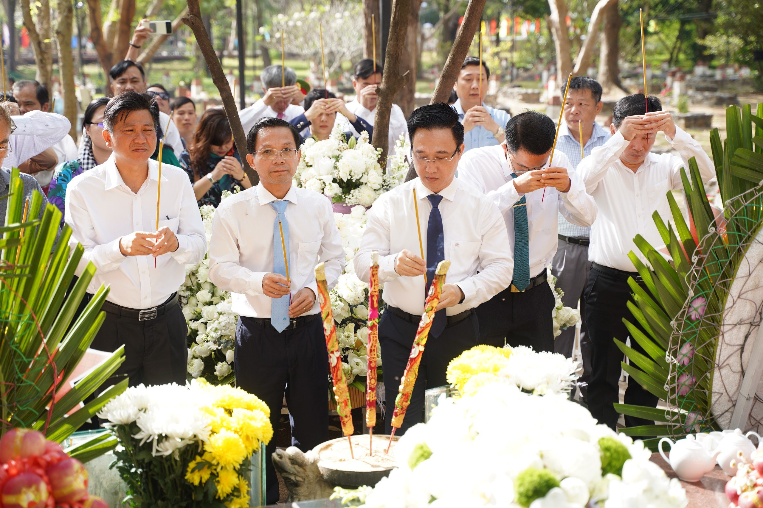 Lãnh đạo tỉnh và huyện Côn Đảo dâng hương trước phần mộ  nữ Anh hùng LLVTND Võ Thị Sáu tại Nghĩa trang Hàng Dương.