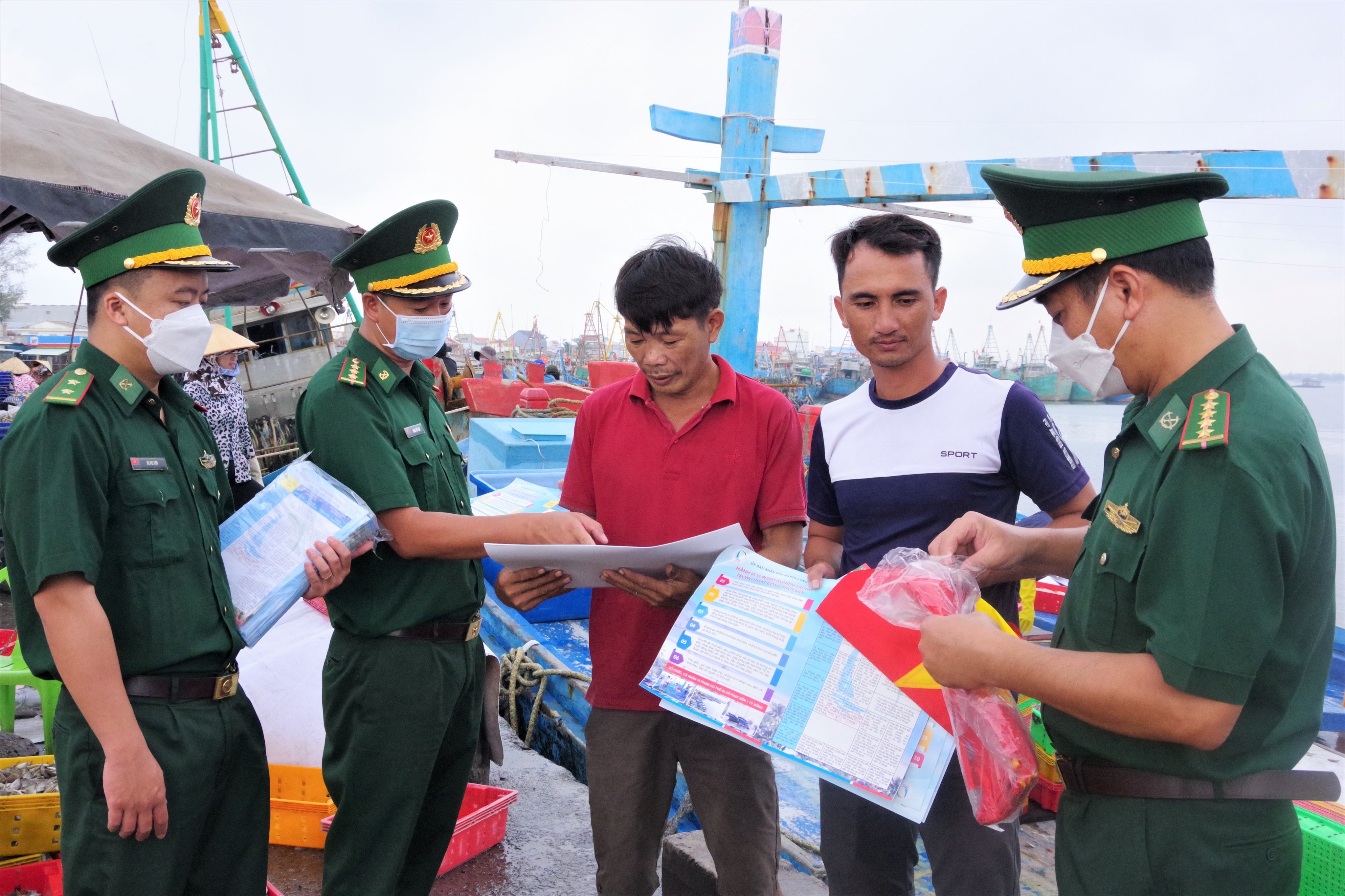 Lực lượng Đồn Biên phòng Phước Tỉnh tuyên truyền phòng, chống IUU và tặng cờ Tổ quốc cho ngư dân  huyện Long Điền.