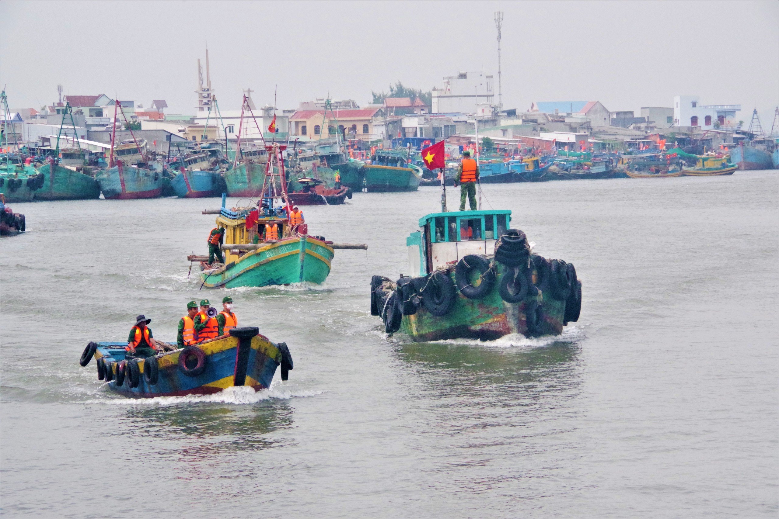 Cán bộ Đồn Biên phòng Phước Tỉnh tuần tra, giám sát tàu cá trên sông Cửa Lấp.