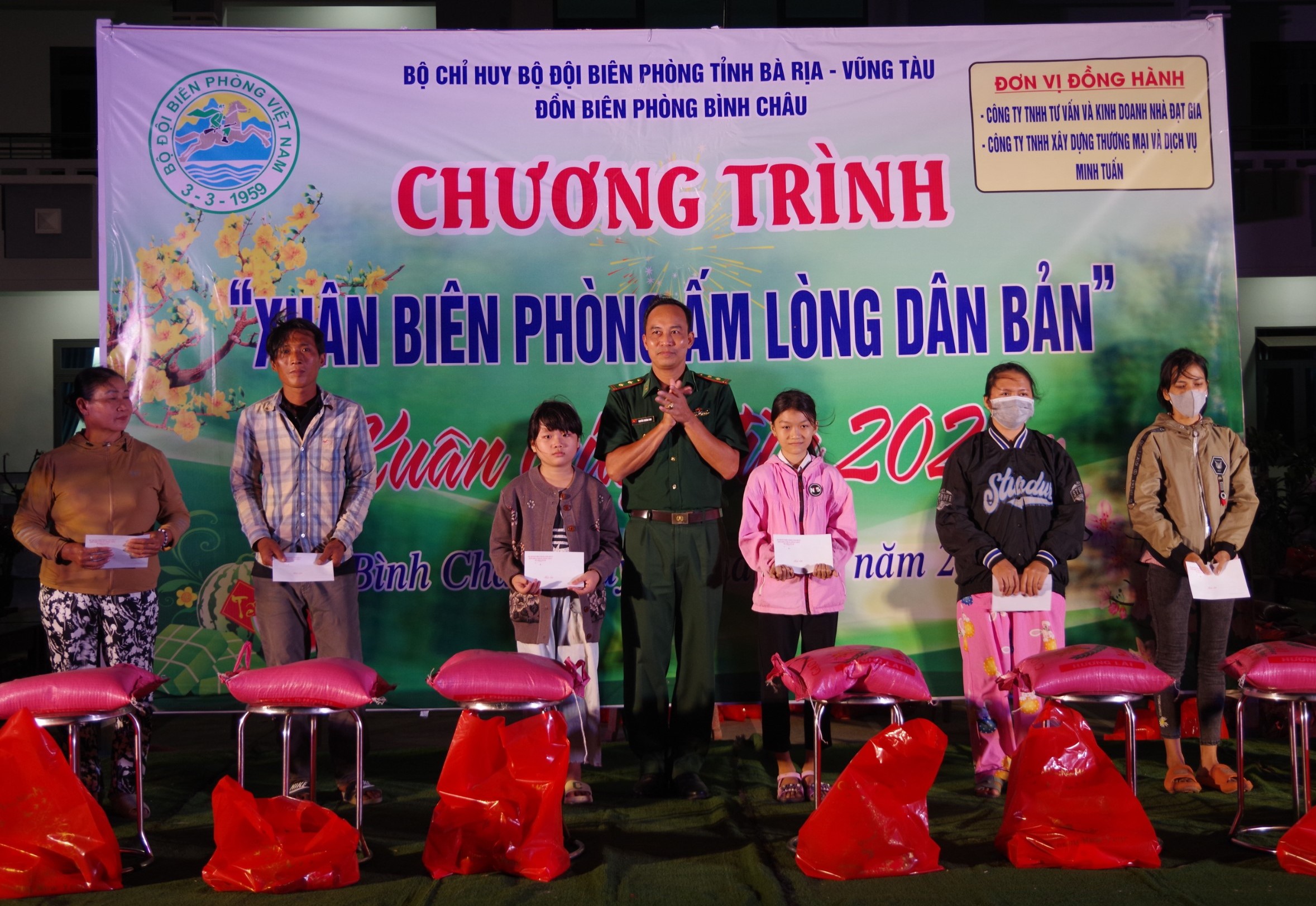 Trung tá Nguyễn Trường Tam, Đồn trưởng Đồn Biên phòng Bình Châu, BĐBP Bà Rịa-Vũng Tàu trao tặng quà cho các gia đình chính sách, gia đình có hoàn cảnh khó khăn trên địa bàn xã Bình Châu, huyện Xuyên Mộc 