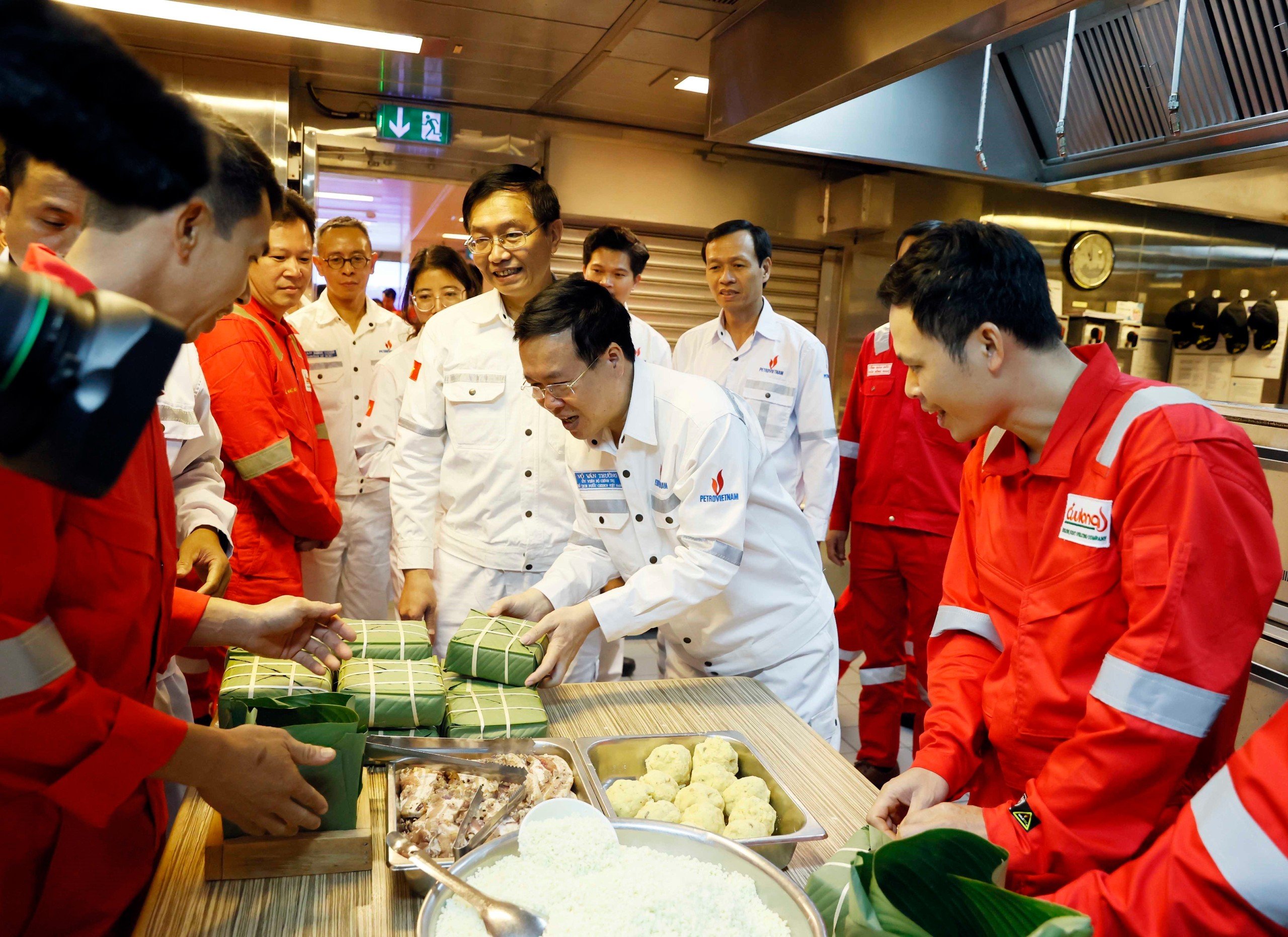 Chủ tịch nước Võ Văn Thưởng tham quan khu vực sinh hoạt của người lao động trên giàn khai thác trung tâm của Cửu Long JOC. Ảnh: TTXVN