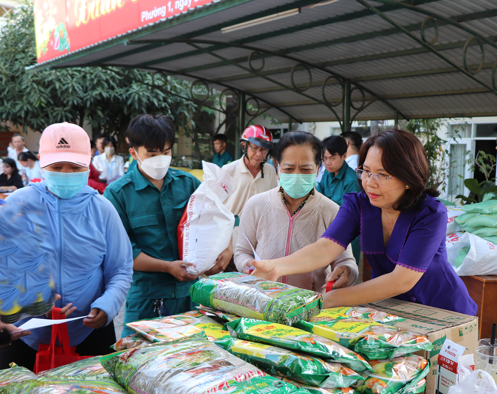 Phiên chợ Xuân ấm áp mang đến những phần quà thiết yếu cho hộ nghèo phường 1 đón Tết.