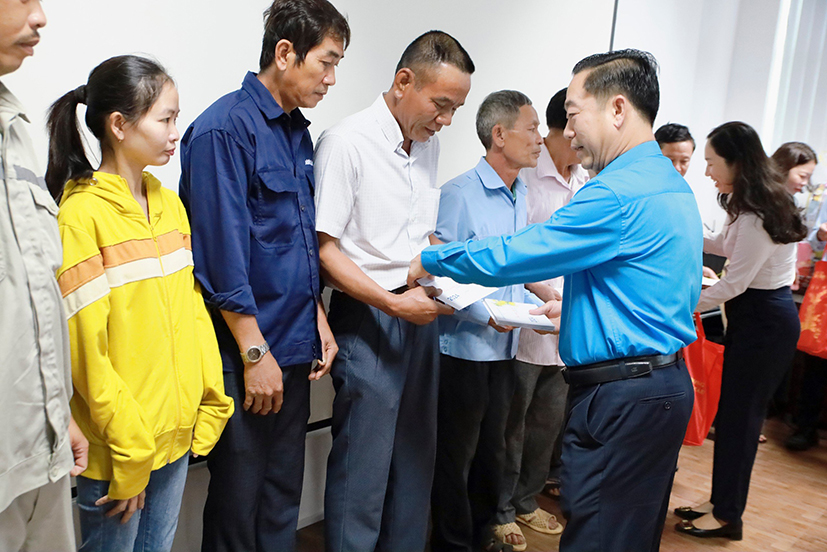 Ông Lê Văn Hòa, Chủ tịch LĐLĐ tỉnh thăm, tặng quà động viên NLĐ Công ty CP Khoa học công nghệ Việt Nam (KCN Đông Xuyên, TP.Vũng Tàu).