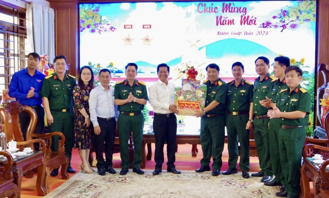 Ông Bùi Chí Thành, Chủ tịch UBMTTQ Việt Nam tỉnh, tặng quà, chúc Tết Sư đoàn 5 (tỉnh Tây Ninh). Ảnh: KIM HỒNG