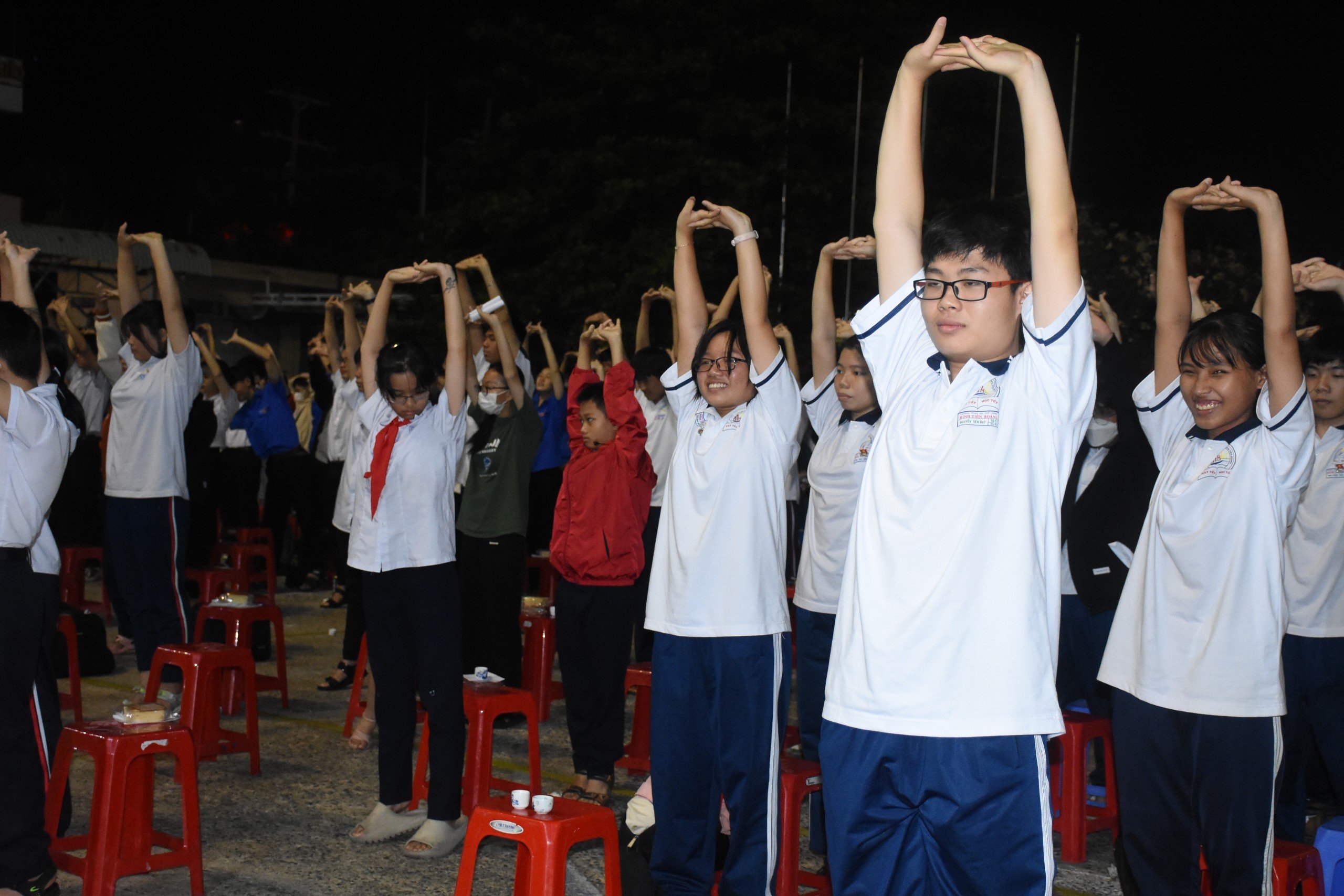 Học sinh thực hành các động tác yoga cơ bản để tăng cường sức khoẻ tại chương trình.