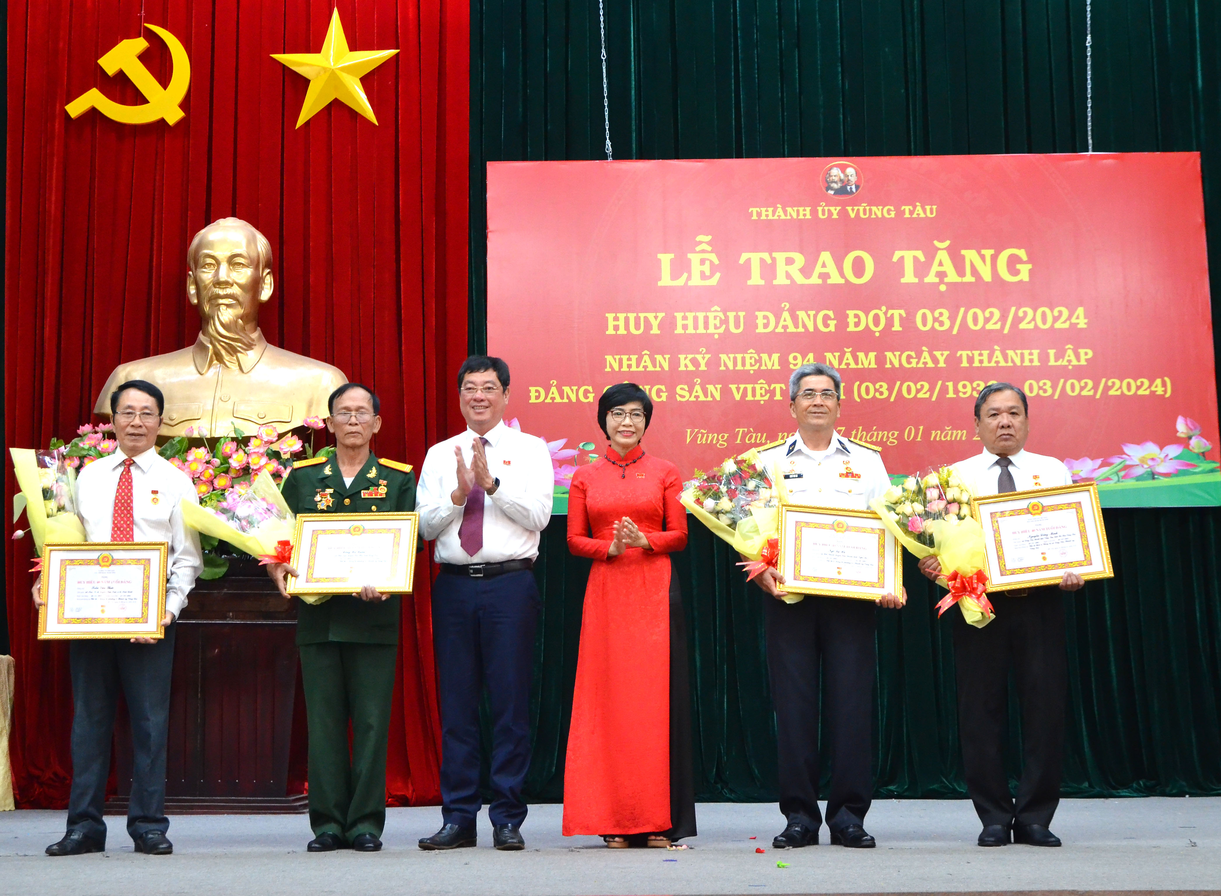 Ông Trần Đình Khoa, Bí thư Thành ủy Vũng Tàu trao Huy hiệu 40 năm tuổi Đảng cho các đảng viên.