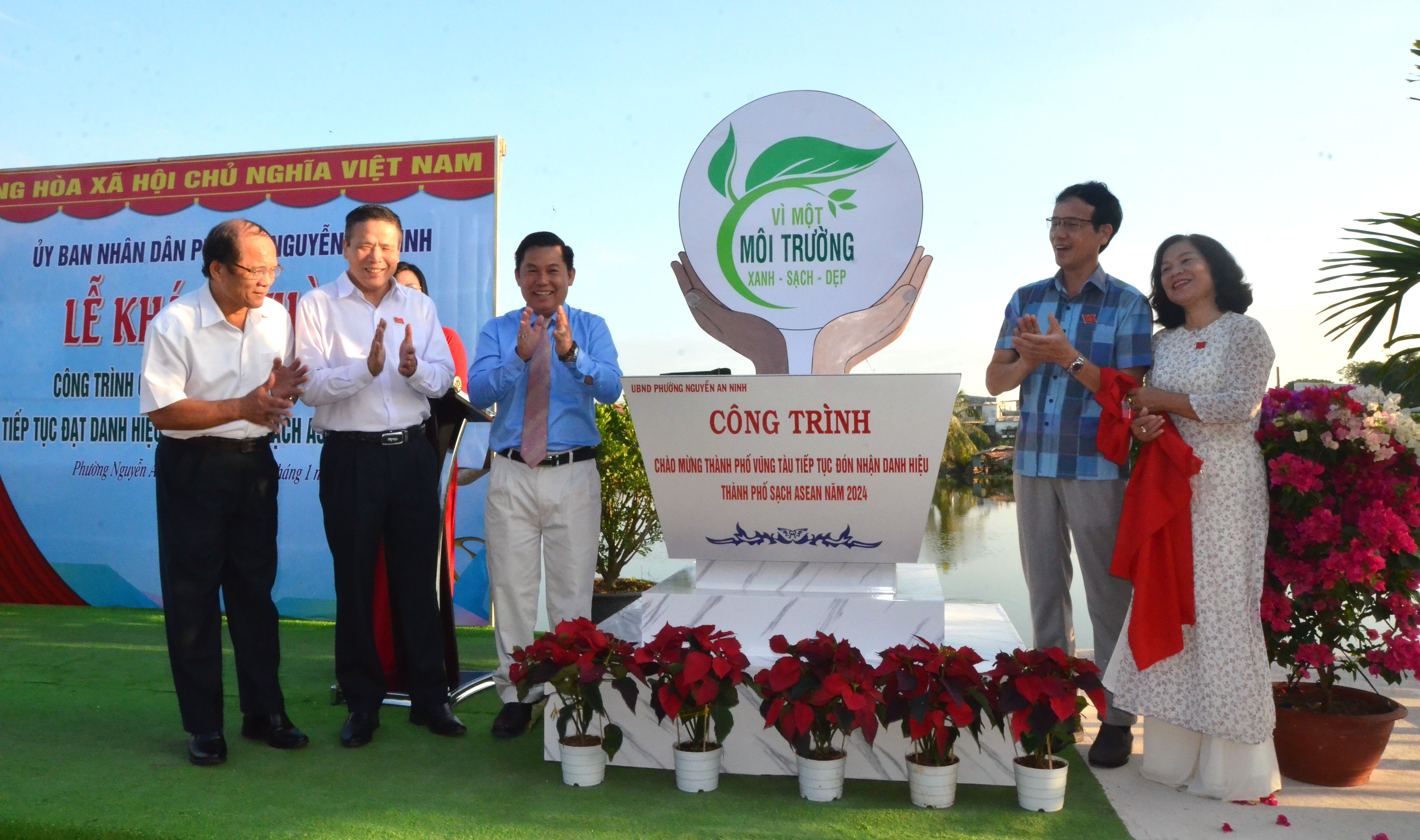 Đại diện lãnh đạo thành phố và lãnh đạo phường Nguyễn An Ninh tháo băng khánh thành công trình.