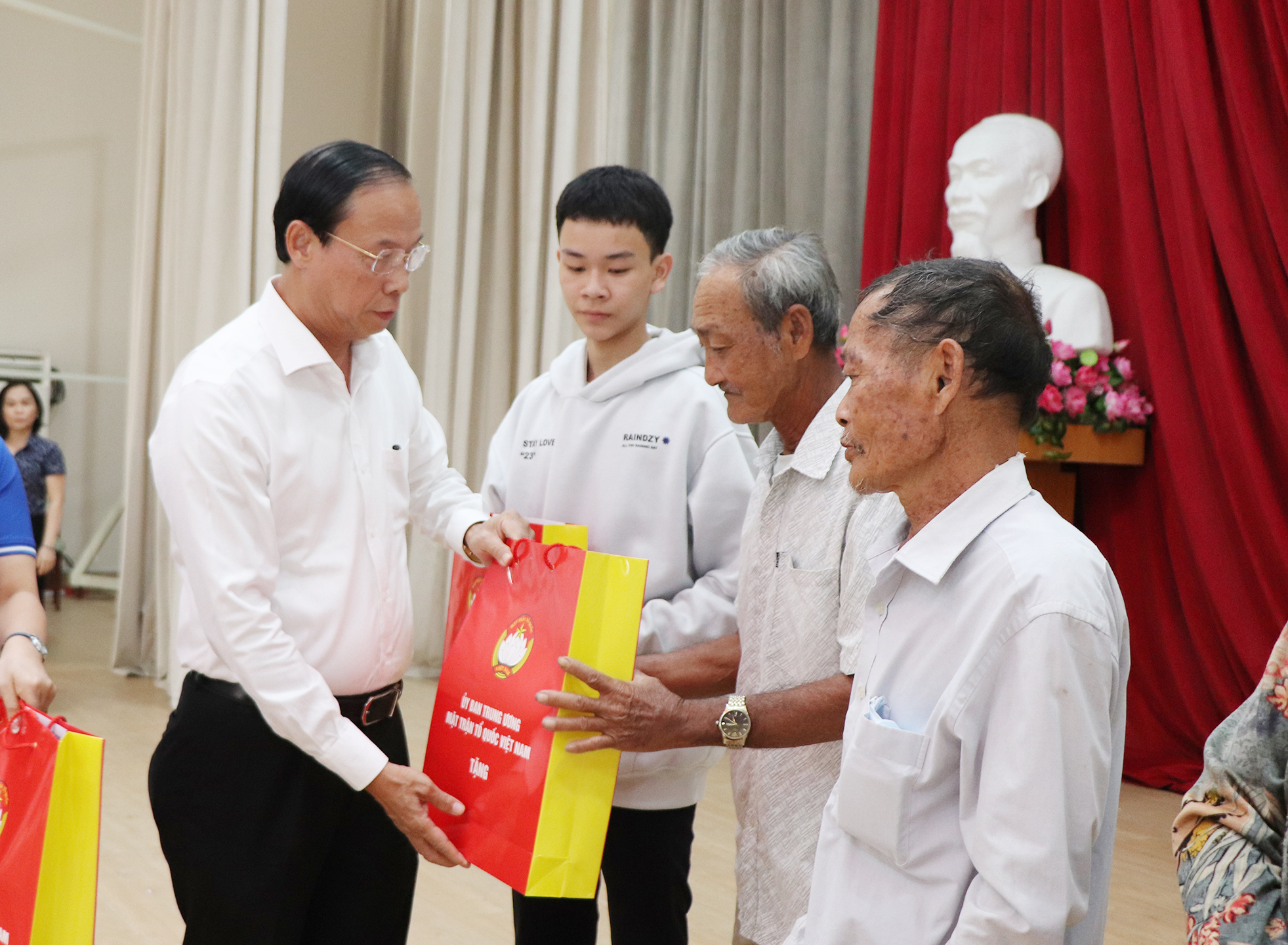 Chủ tịch UBND tỉnh Nguyễn Văn Thọ trao quà của Ủy ban Trung ương MTTQ Việt Nam đến hộ nghèo xã Sông Xoài.
