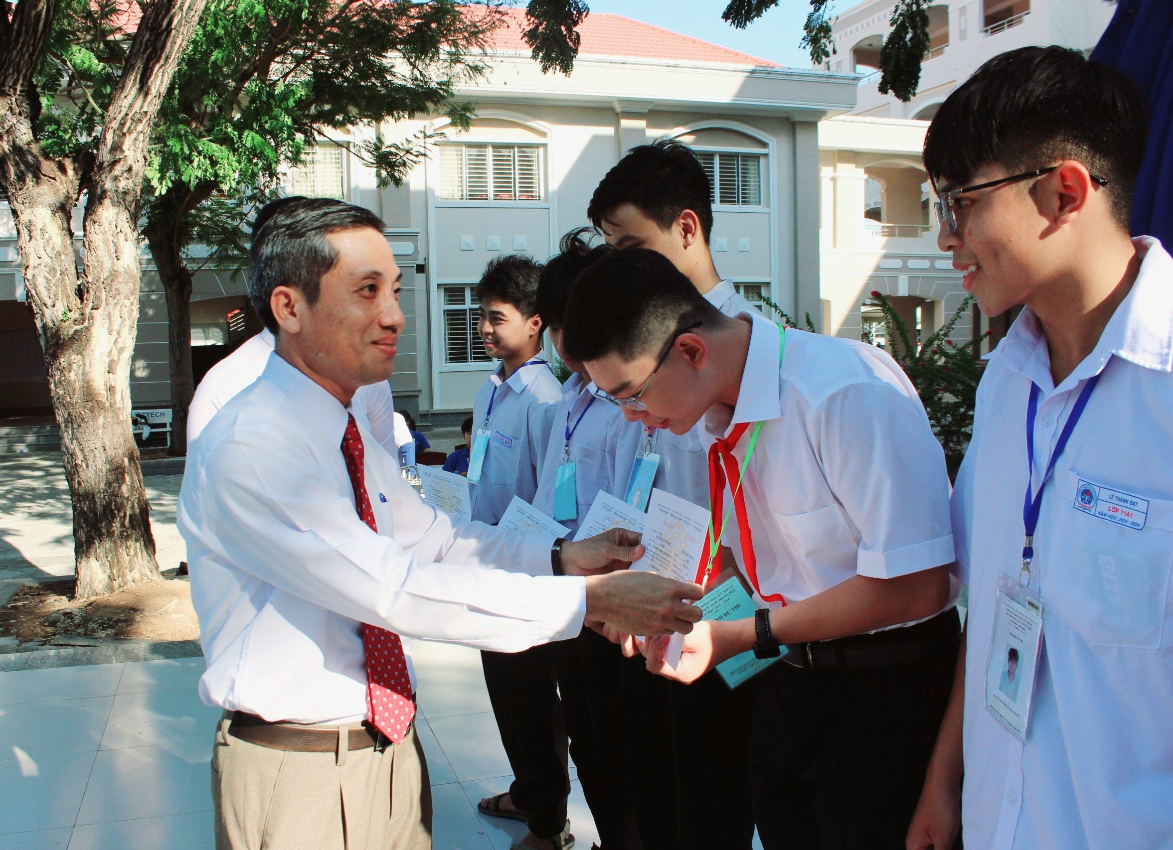 Ông Nguyễn Kế Toại, Phó Giám đốc Sở GD-ĐT trao giải Nhất cho các tác giả.