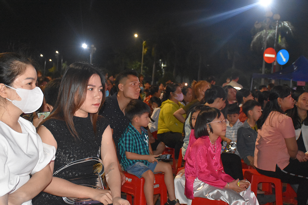 Hàng trăm công nhân, NLĐ cùng gia đình tham dự chương trình.