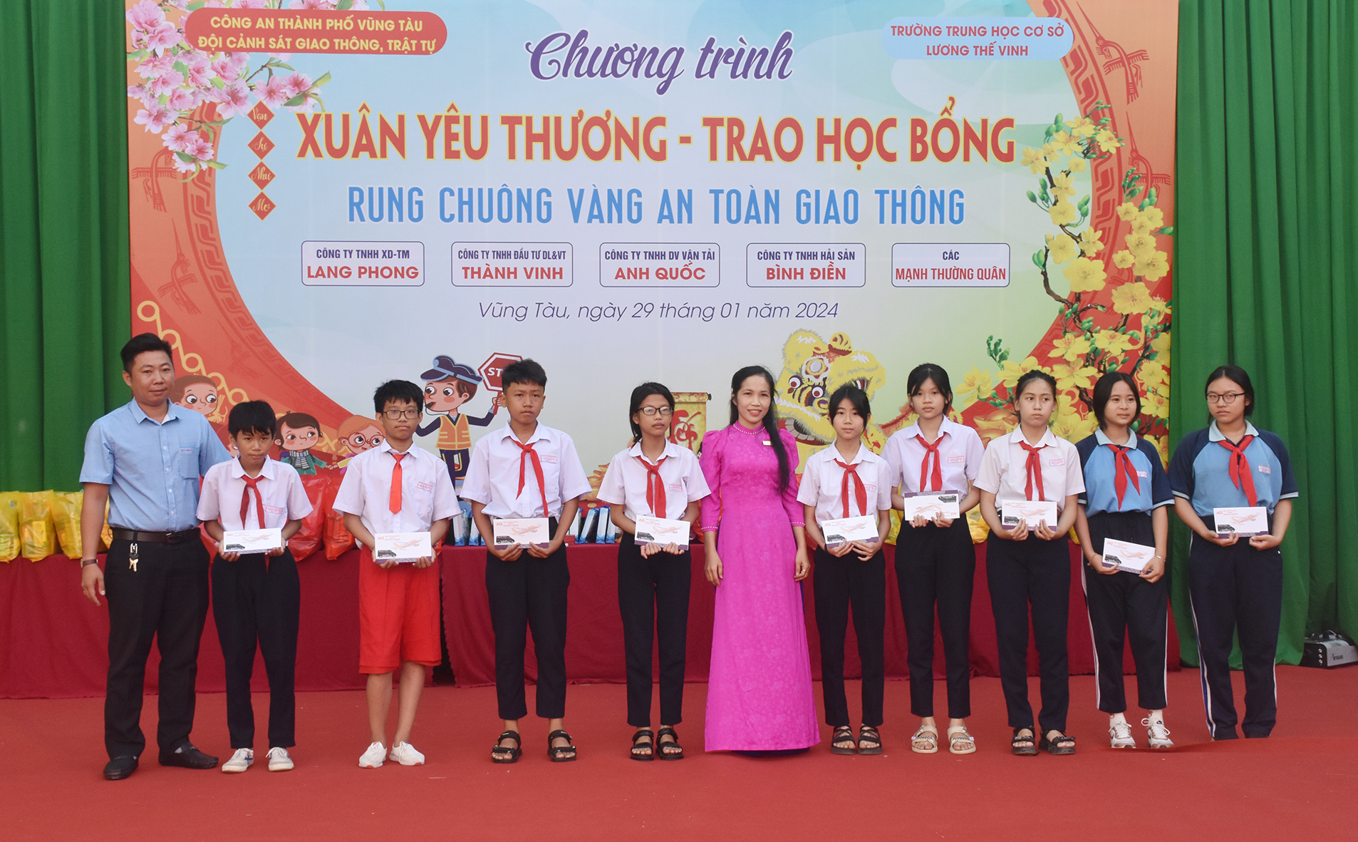 Lãnh đạo nhà trường cùng nhà hảo tâm trao học bổng cho HS