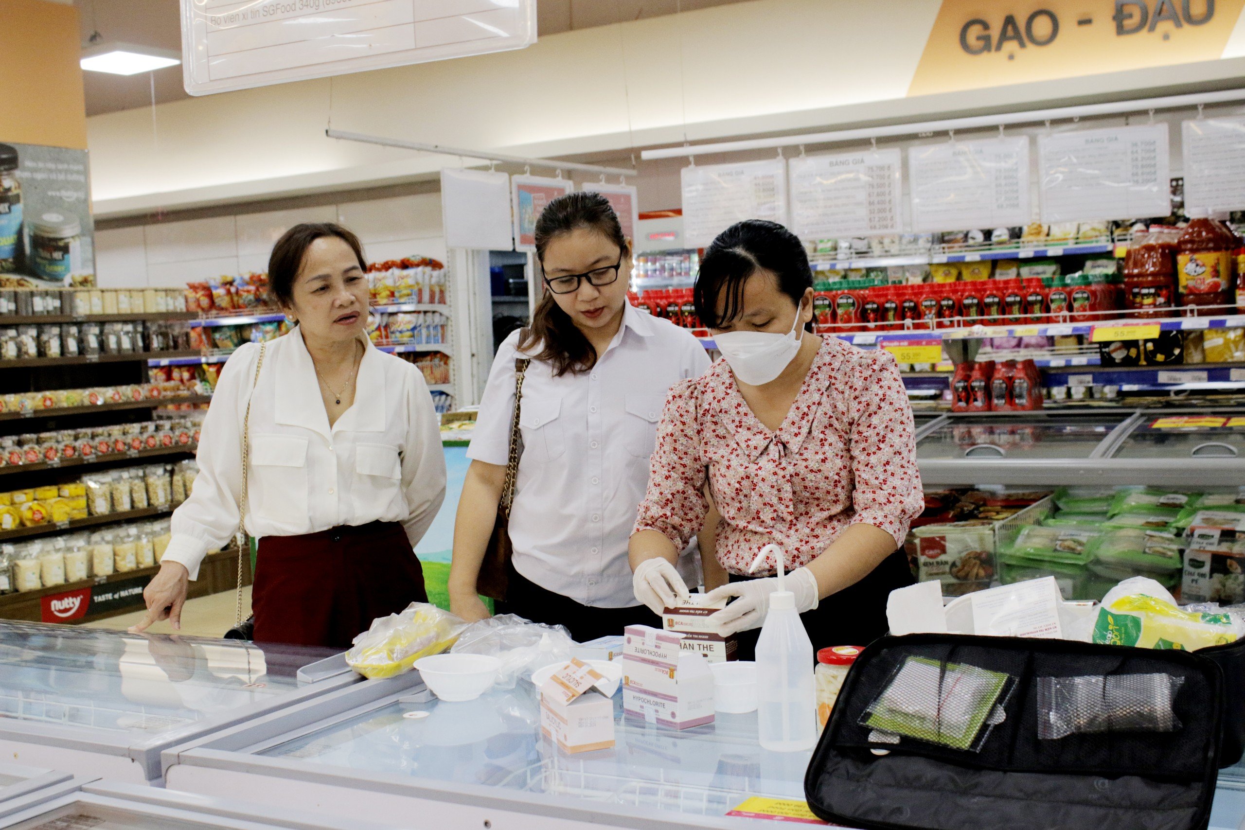 Đoàn kiểm tra liên ngành do Sở Công thương chủ trì lấy mẫu ngẫu nhiên test nhanh với các chất cấm  tại Co.op Mart Bà Rịa.