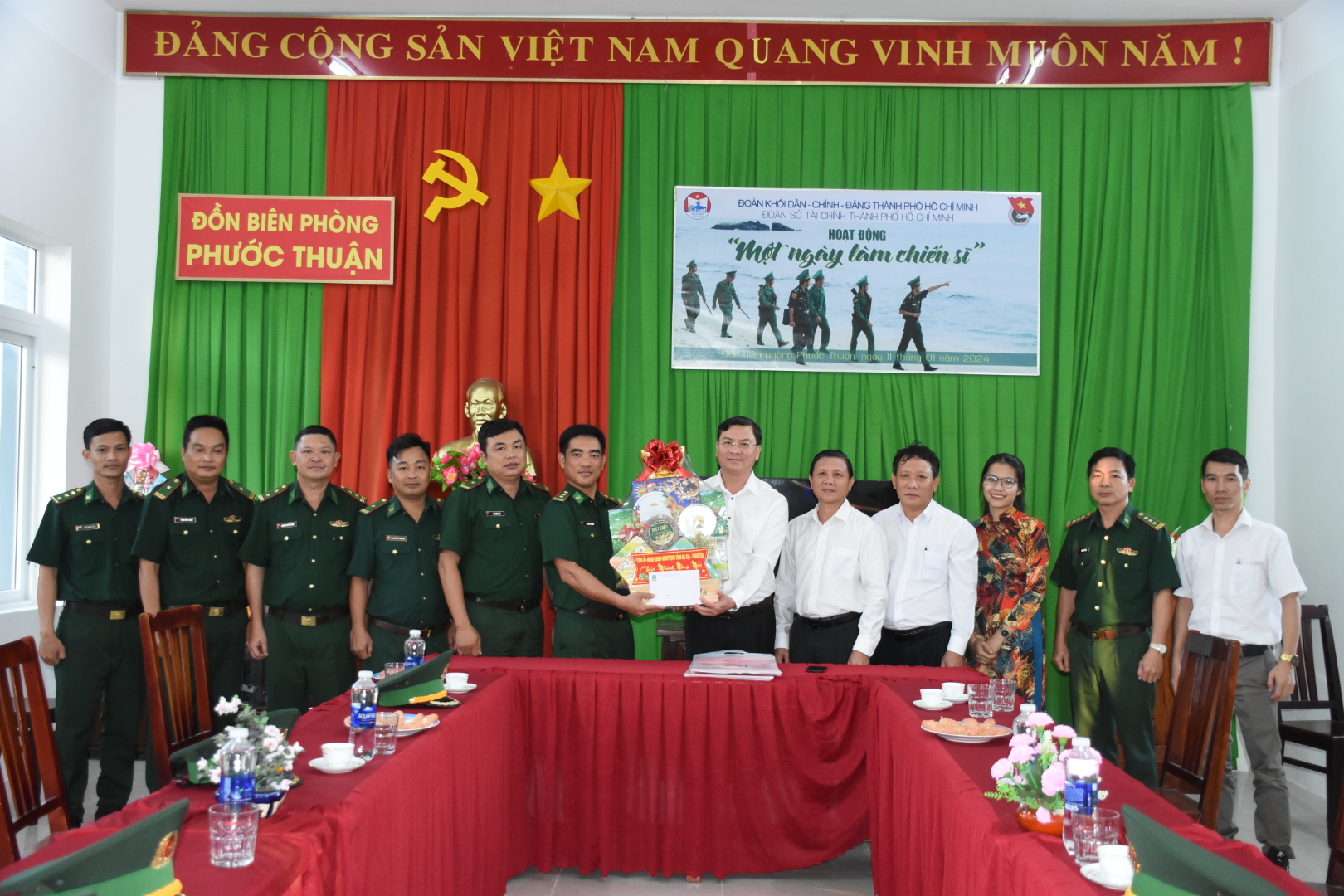 Ông Nguyễn Công Vinh, Phó Chủ tịch UBND tỉnh thăm, tặng quà Tết của Tỉnh ủy-HĐND-UBMTTQ Việt Nam tỉnh cho Đồn Biên phòng 492 Phước Thuận. Ảnh: NGỌC BÍCH.