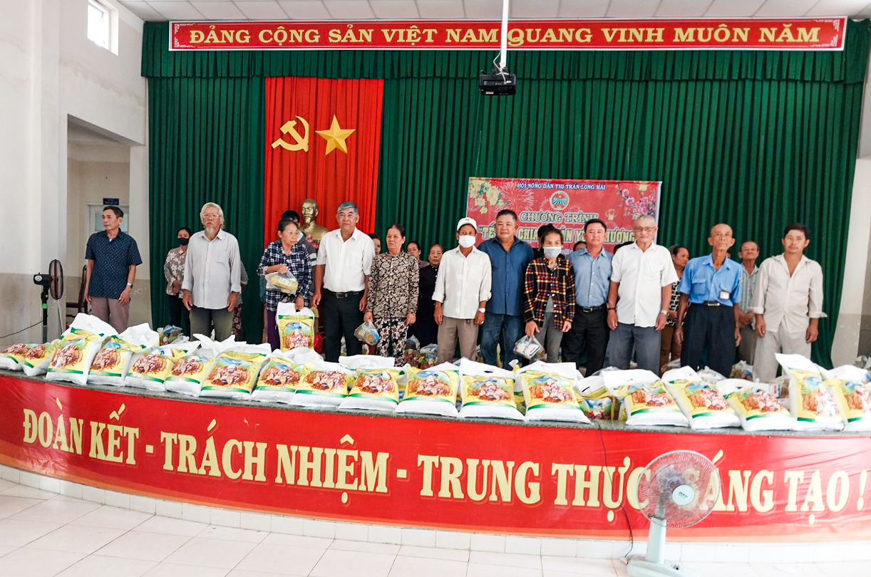 Ông Võ Văn Nghĩa, Chủ tịch Hội Nông dân huyện Long Điền trao tặng quà Tết cho các hộ hội viên khó khăn trên địa bàn TT.Long Hải.