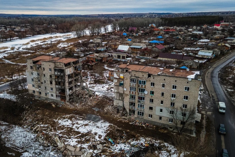 Một tòa chung cư bị phá hủy trong xung đột tại Izyum thuộc vùng Kharkiv, Ukraine ngày 20/2/2023.