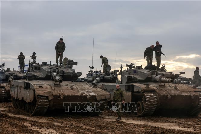 Binh sĩ và xe quân sự Israel được triển khai tại khu vực biên giới với Dải Gaza ngày 28/1/2024.