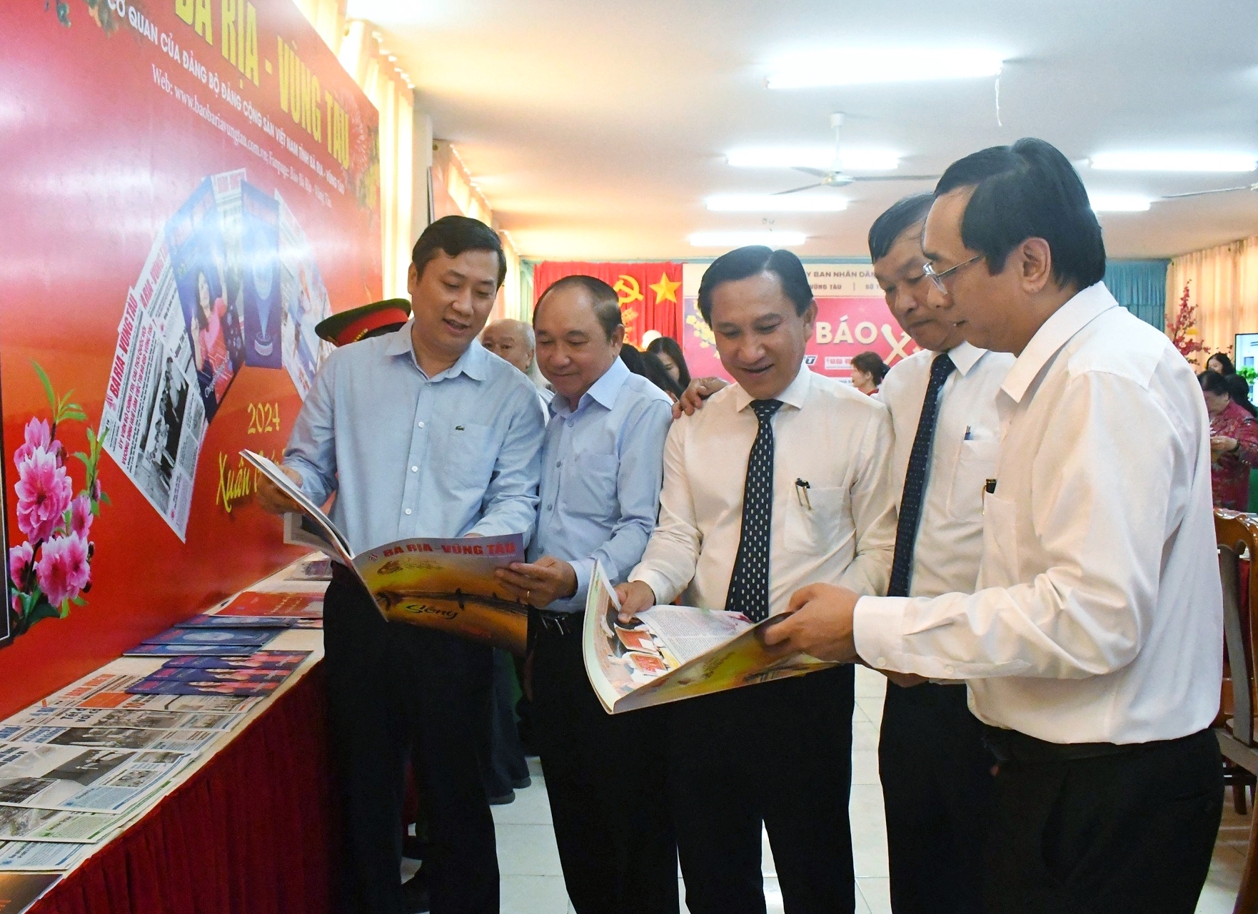 Các đại biểu đọc ấn phẩm Xuân tại gian trưng bày Báo Bà Rịa - Vũng Tàu.