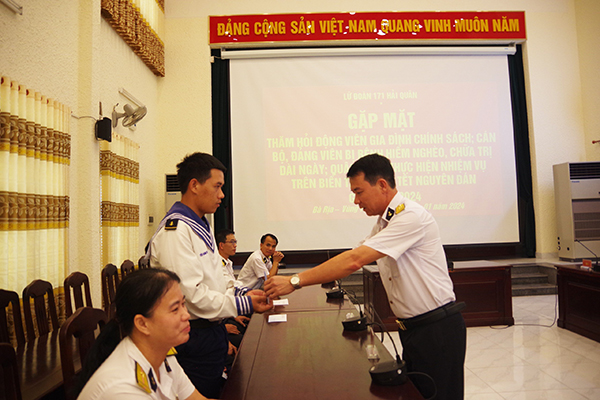 Lãnh đạo Lữ đoàn 171 trao quà, động viên các quân nhân có hoàn cảnh khó khăn nhân dịp chuẩn bị đón Tết Giáp Thìn 2024.