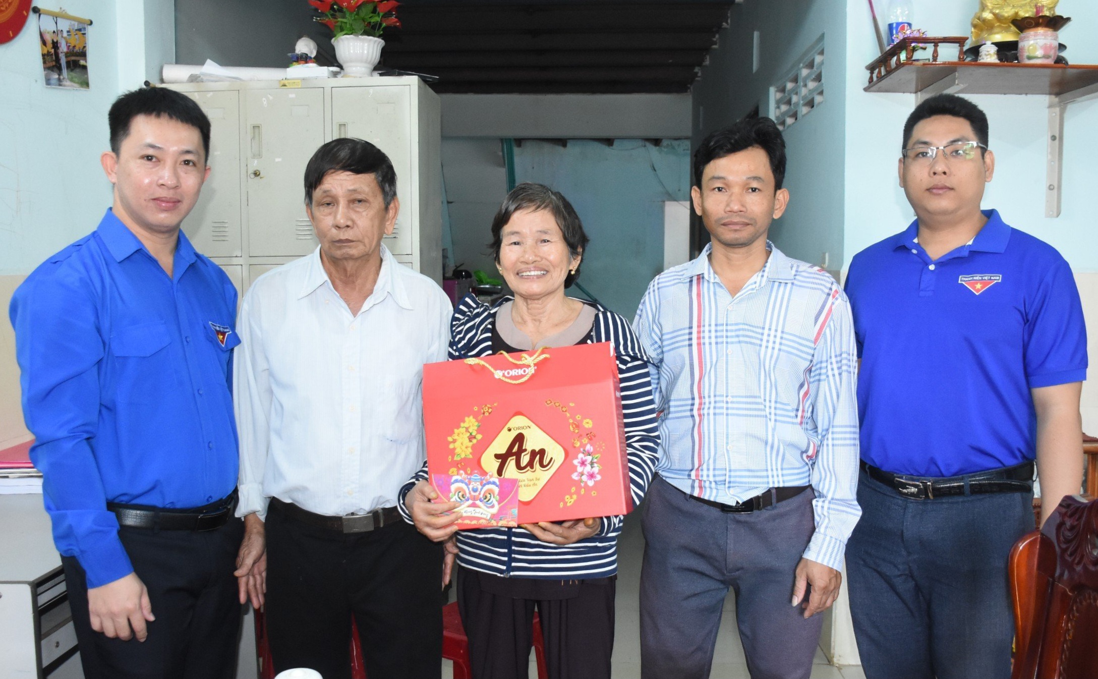 Thành Đoàn Bà Rịa đến thăm, tặng quà Tết cho gia đình cựu thanh niên xung phong Trương Thị Quyên (phường Long Tâm) có hoàn cảnh khó khăn.
