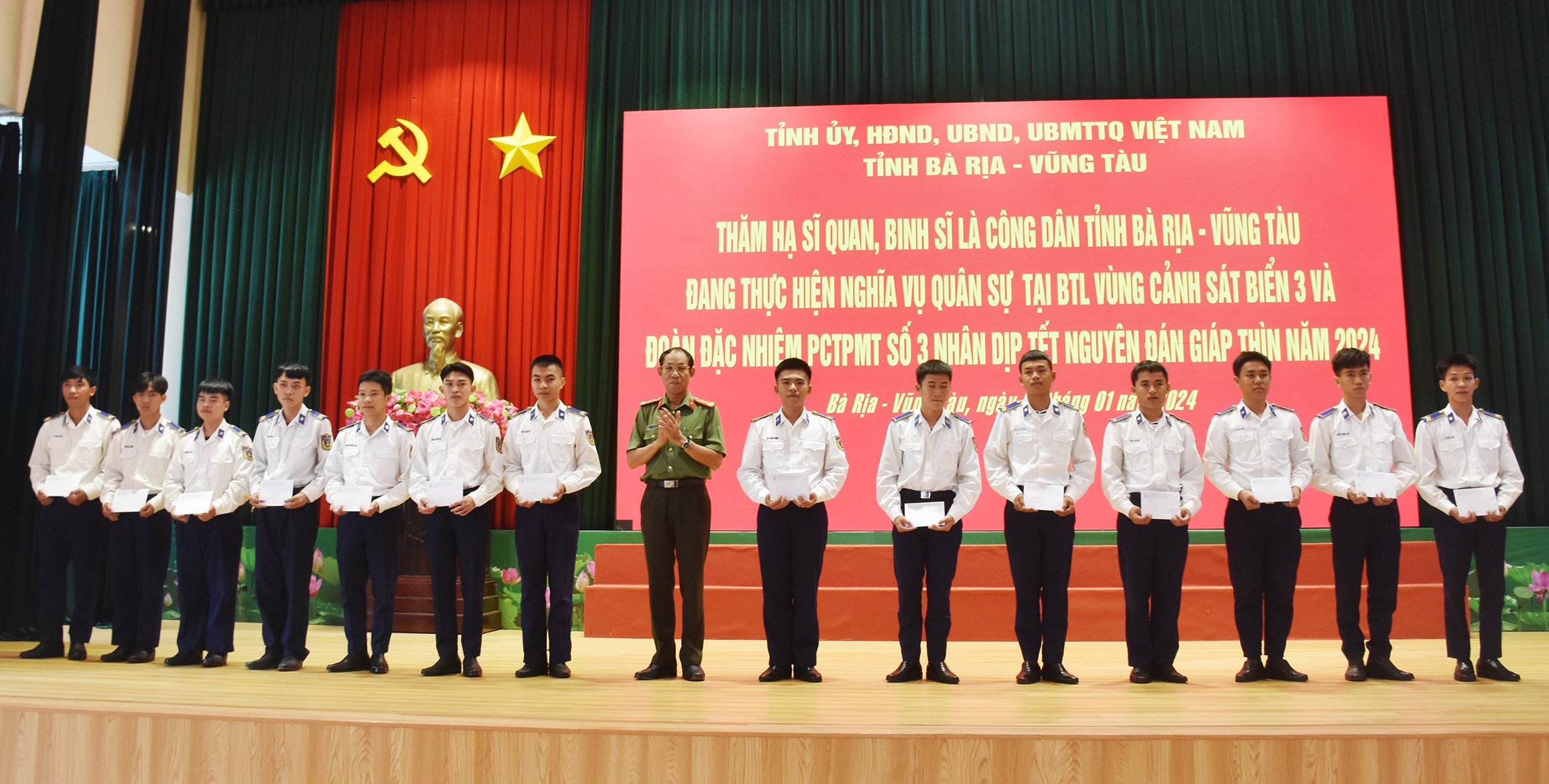 Đoàn do Đại tá Bùi Văn Thảo, Giám đốc Công an tỉnh, tặng quà các hạ sĩ quan, binh sĩ là công dân tỉnh Bà Rịa-Vũng Tàu đang thực hiện nghĩa vụ quân sự tại Bộ Tư lệnh Vùng Cảnh sát Biển 3. Ảnh: VĂN ANH.