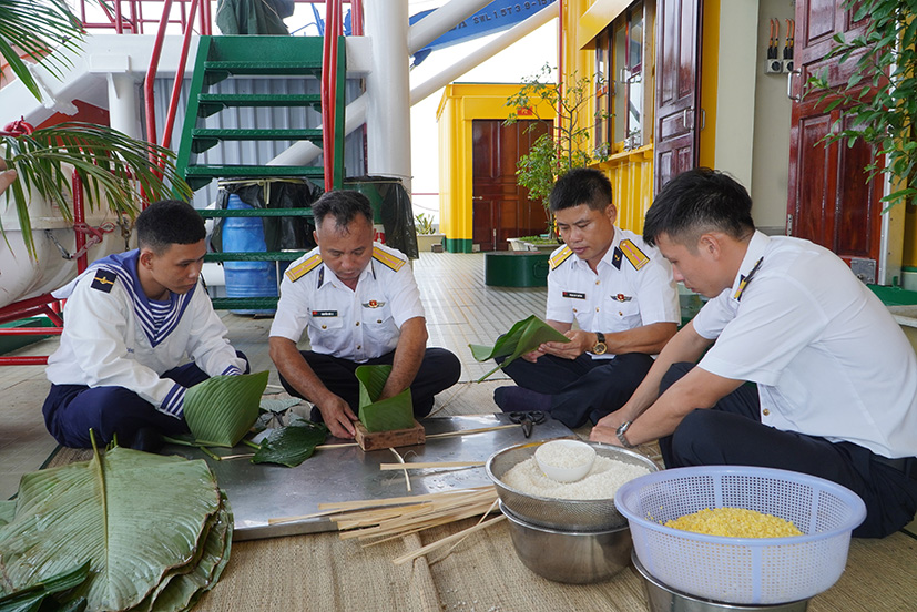 Cán bộ, chiến sĩ trên Nhà giàn DK 1/9 gói bánh chưng đón Tết.