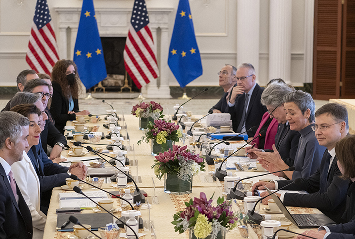 Các đại biểu tham dự cuộc họp lần thứ 5 của Hội đồng Thương mại và Công nghệ EU - Mỹ tại Washington, DC.