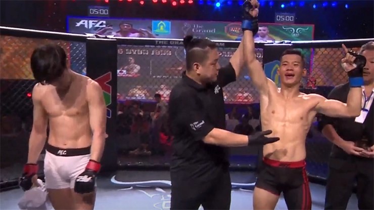 Trò cưng của Nguyễn Trần Duy Nhất hạ gục đối thủ tại giải MMA quốc tế