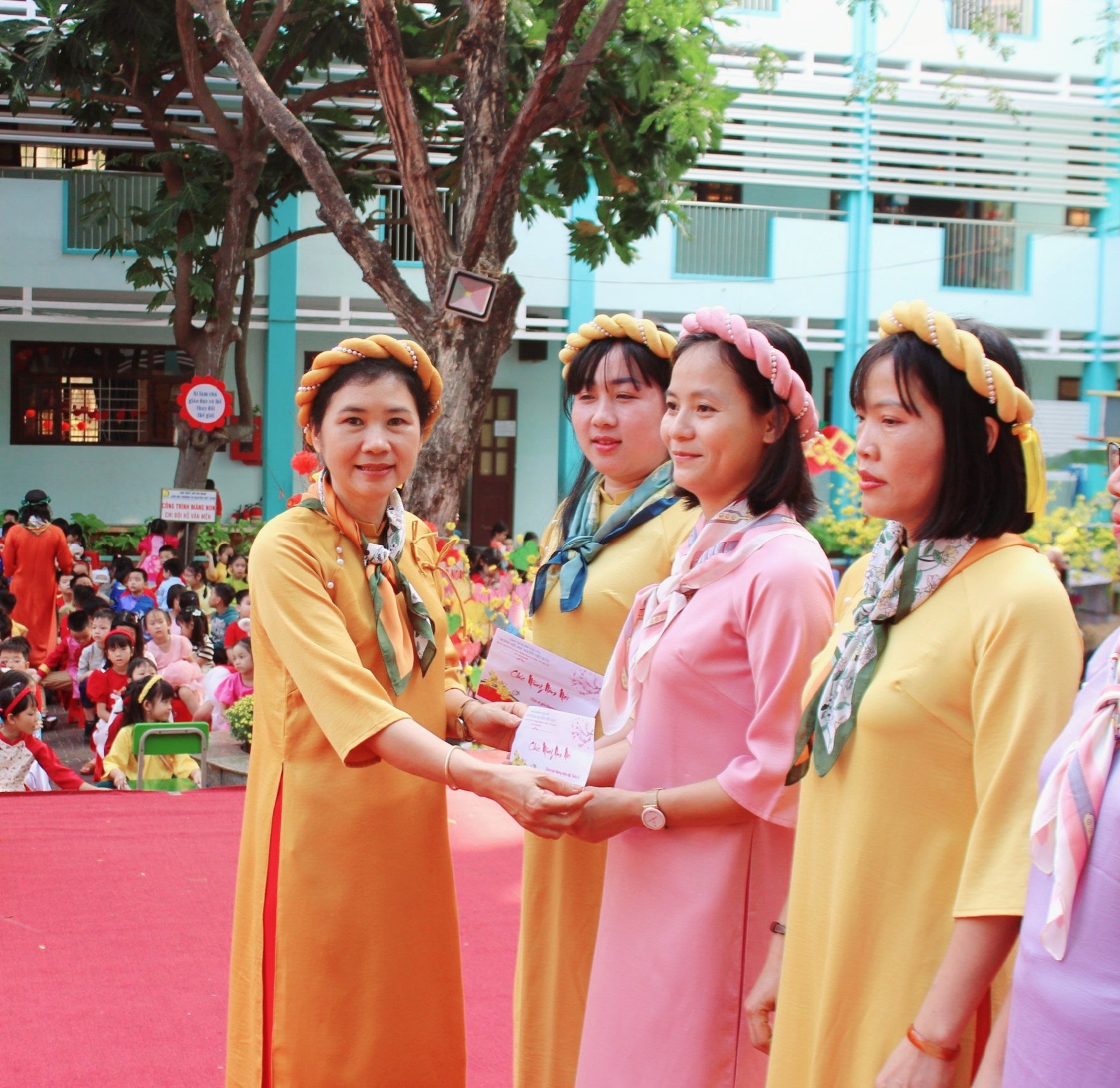 Công đoàn cơ sở Trường TH Nguyễn Viết Xuân trao 10 suất quà cho GV có hoàn cảnh khó khăn.