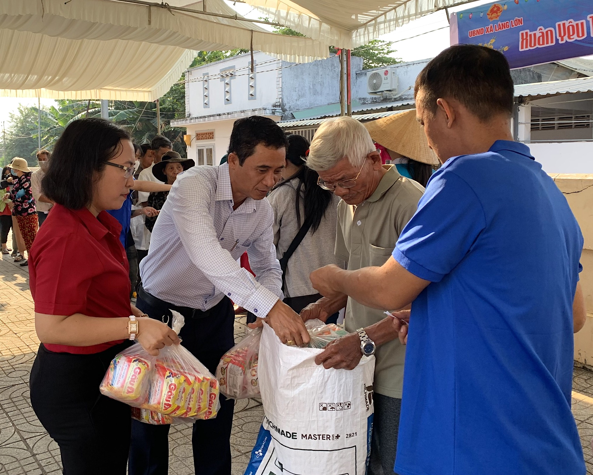 Ông Cao Tấn Đông, Trưởng Phòng VH-TT huyện Châu Đức trao các mặt hàng, nhu yếu phẩm cho người dân tại phiên chợ 0 đồng.