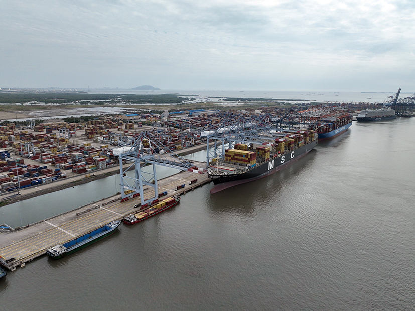 Tăng giá dịch vụ cảng biển để DN nâng cao dịch vụ và nguồn vốn tái đầu tư. Trong ảnh: Tàu cập Cảng CMIT.