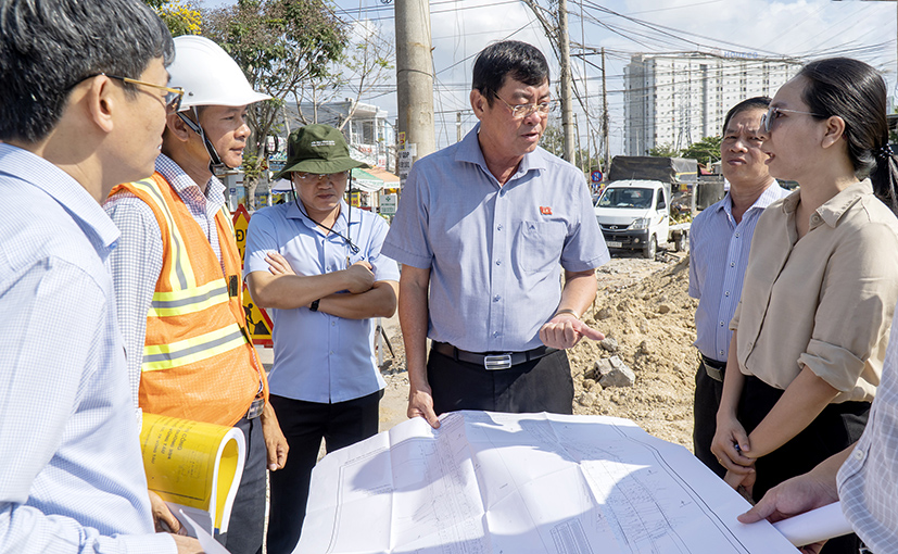 Ông Trần Đình Khoa, Ủy viên Ban Thường vụ Tỉnh ủy, Bí thư Thành ủy Vũng Tàu khảo sát việc giải phóng mặt bằng thực hiện Dự án đường Bình Giã (phường 10).