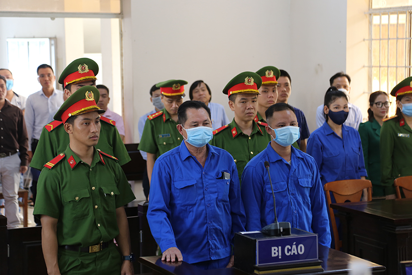Cha con Lê Thái Thiện và Lê Thái Phong tại phiên xét xử tháng 9/2023.
