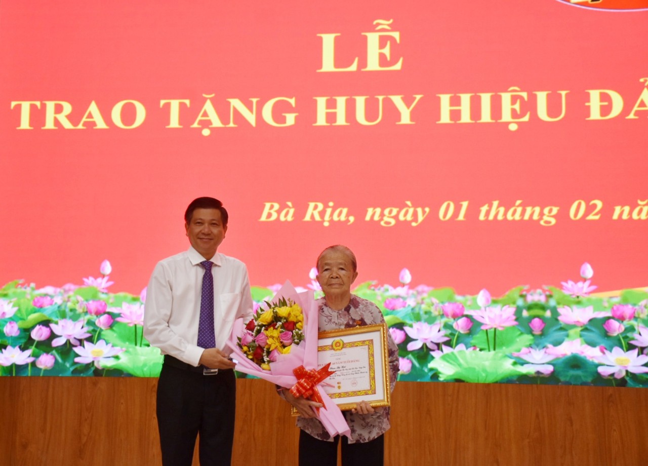 Bí thư Thành uỷ Bà Rịa Trần Văn Tuấn trao Huy hiệu 60 năm tuổi đảng cho đảng viên Phan Thị Huê, xã Long Phước