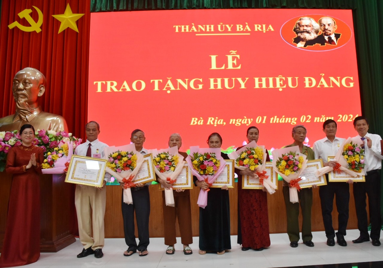 Bí thư Thành uỷ Bà Rịa Trần Văn Tuấn và Phó Bí thư Thành uỷ Bà Rịa trao Huy hiệu 50 năm tuổi đảng cho các đảng viên