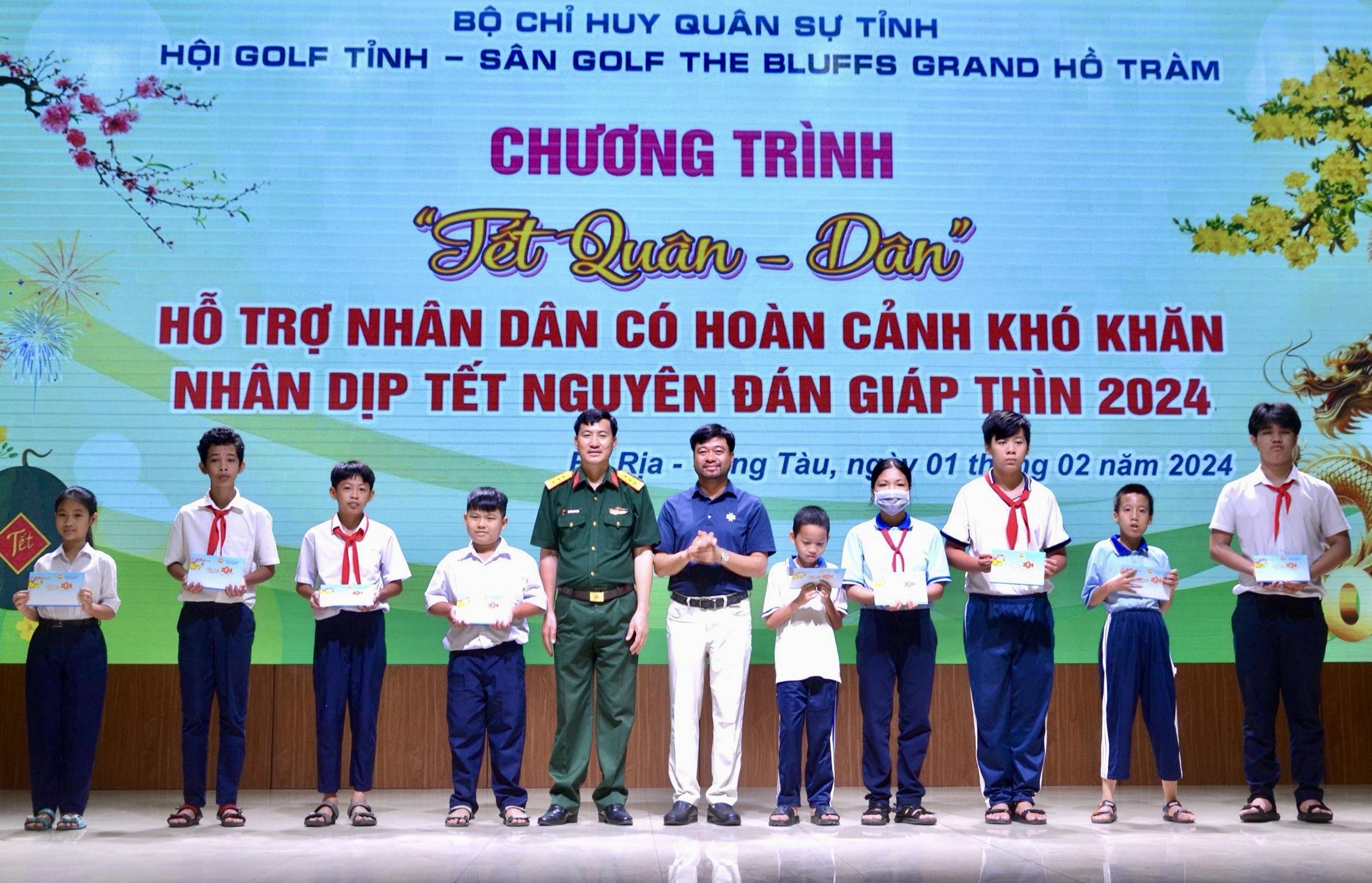 Đại diện Hội golf tỉnh cùng lãnh đạo Bộ Chỉ huy Quân sự tỉnh tặng quà cho các em học sinh có hoàn cảnh khó khăn tại địa phương.